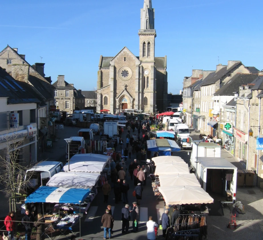 Photo aérienne du marché de Broons