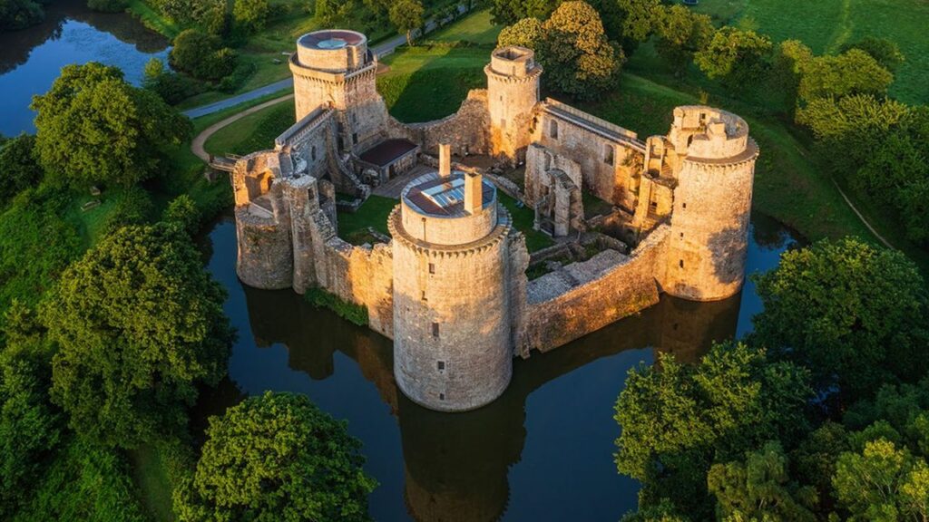 Vue aérienne des ruines du château de la Hunaudaye