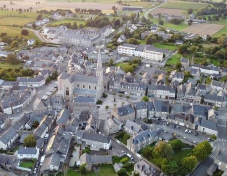 Vue a&eacute;rienne de la ville de Broons