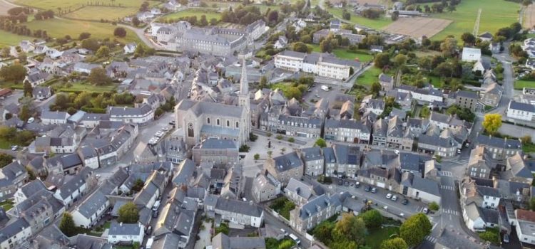 Vue aérienne de la ville de Broons